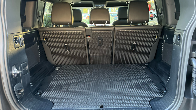 Land Rover Defender 3.0 D250 X-Dynamic SE 110 5dr Auto Diesel Estate